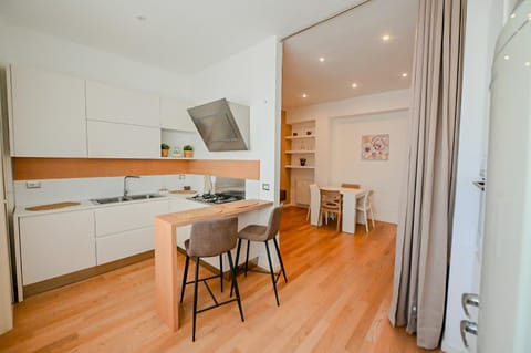 Kitchen or kitchenette, Dining area, oven, stove