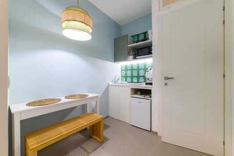 Coffee/tea facilities, Kitchen or kitchenette, minibar, stove