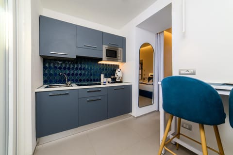 Kitchen or kitchenette, Photo of the whole room, Area and facilities, Drinks, Alcoholic drinks, Non alcoholic drinks, furniture, heating, heating, stove, kitchen