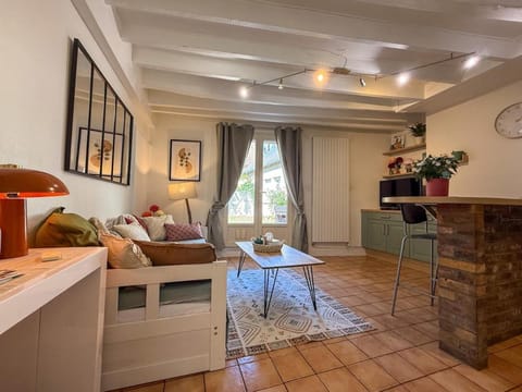 Appartement avec terrasse proche cathédrale Apartment in Chartres