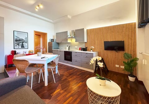 Restaurant/places to eat, Communal lounge/ TV room, TV and multimedia, Kitchen or kitchenette, Living room, Decorative detail, Seating area, Dining area, dishwasher, heating, microwave, oven, stove, toaster, kitchen, air conditioner