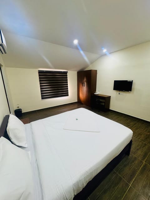 Bed, TV and multimedia, Bedroom