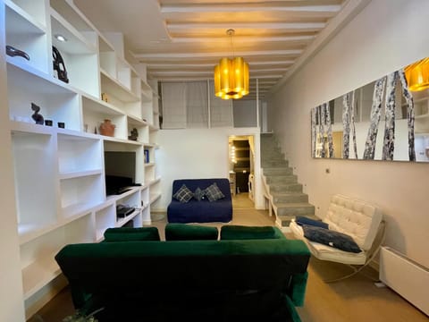 Living room, Seating area