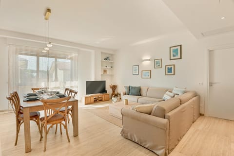 TV and multimedia, Living room, Dining area