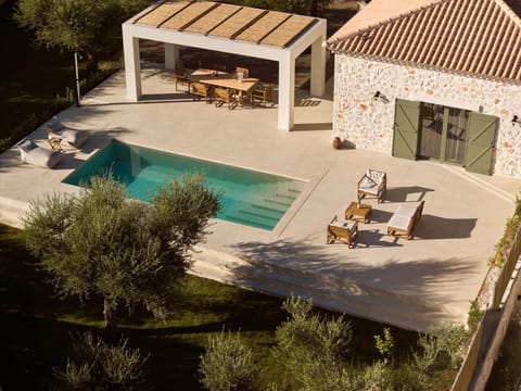Property building, Patio, Day, Natural landscape, Garden, Balcony/Terrace, Dining area, Pool view, Swimming pool, Swimming pool, sunbed