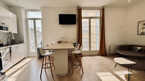 TV and multimedia, Seating area, Dining area, oven, stove, kitchen