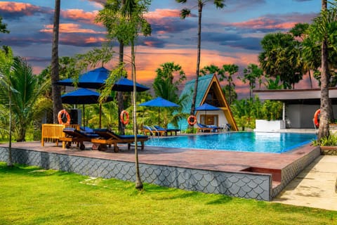 Garden, Garden view, Pool view, Swimming pool, sunbed