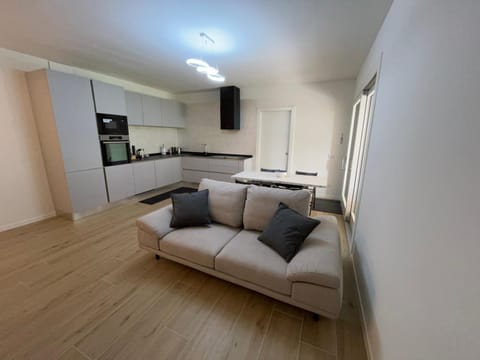 Kitchen or kitchenette, Living room, Seating area, Dining area, oven, stove