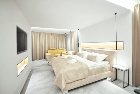 Bed, TV and multimedia, Photo of the whole room, Bedroom, towels
