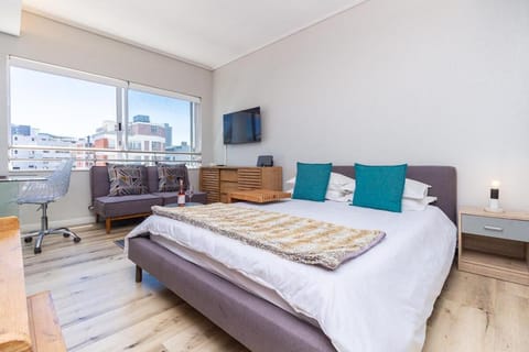 Bed, TV and multimedia, Seating area, Bedroom