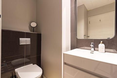 Shower, Toilet, Bathroom, towels