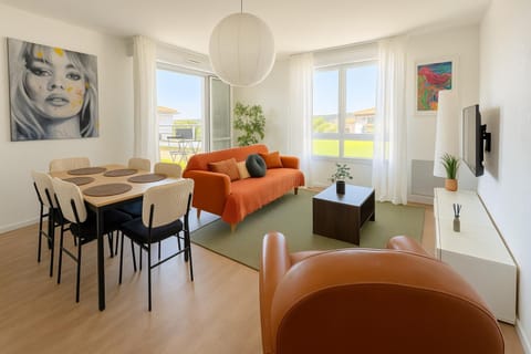 TV and multimedia, Living room, Decorative detail, Seating area, Dining area