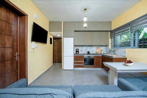 TV and multimedia, Living room, Seating area, Dining area, oven, stove