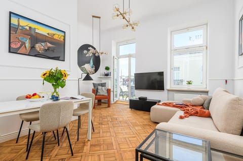 Bed, TV and multimedia, Living room, Seating area, Dining area, Evening entertainment