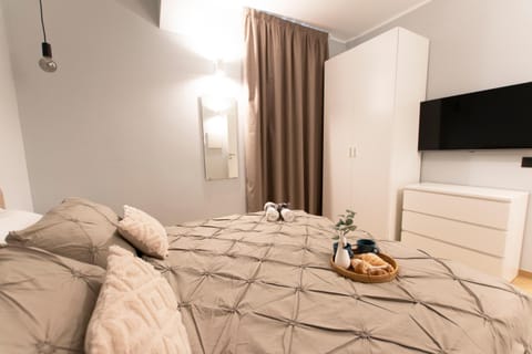 Bed, TV and multimedia, Photo of the whole room, Bedroom, wardrobe