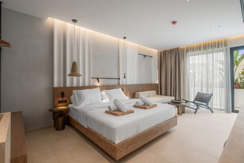 Bed, Living room, Photo of the whole room, Seating area, Bedroom