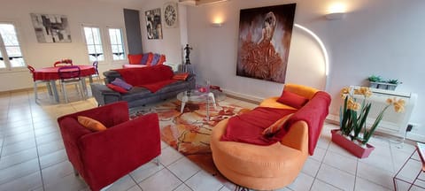 Nearby landmark, Restaurant/places to eat, Living room, Seating area, Dining area, Landmark view, Area and facilities, Supermarket/grocery shop, Shopping Area