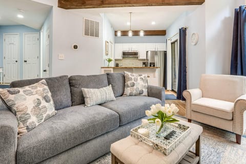 Pool and Resort Perks! Wintergreen Condo Near Hiking Apartment in Massies Mill