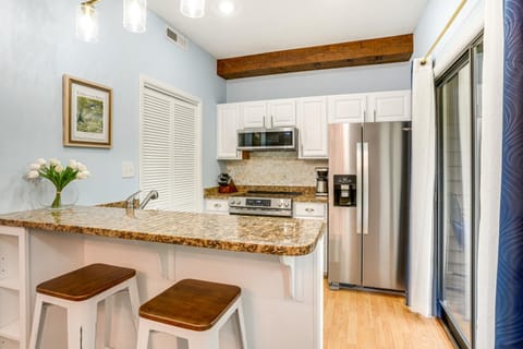 Pool and Resort Perks! Wintergreen Condo Near Hiking Apartment in Massies Mill