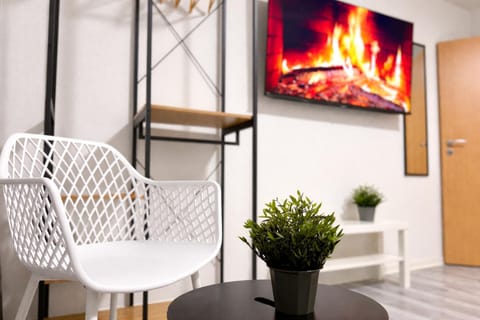 TV and multimedia, Seating area, Bedroom