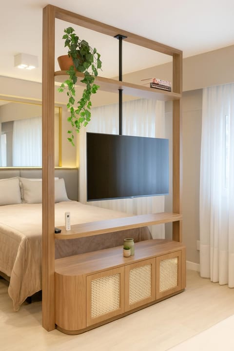 Bed, TV and multimedia, Photo of the whole room, Bedroom