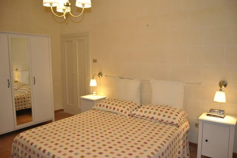 Photo of the whole room, Bedroom, wardrobe