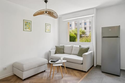 Living room, Seating area, oven