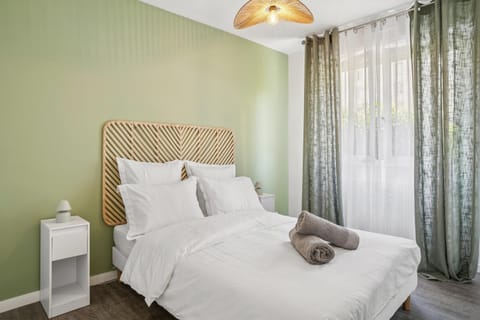 Bed, Photo of the whole room, Bedroom, towels