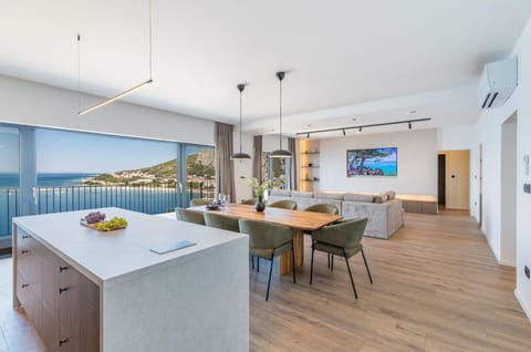 Natural landscape, TV and multimedia, Kitchen or kitchenette, Living room, Seating area, Dining area