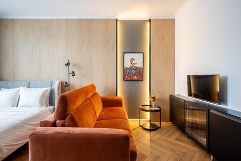 Bed, TV and multimedia, Living room, Photo of the whole room, Seating area, Bedroom