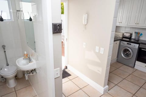 Waterfront - 2BR Oasis with mooring and Lagoon views with direct access to the water Apartment in Knysna