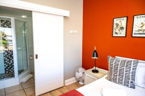 Waterfront - 2BR Oasis with mooring and Lagoon views with direct access to the water Apartment in Knysna