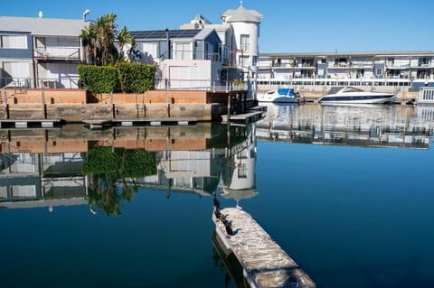 Waterfront - 2BR Oasis with mooring and Lagoon views with direct access to the water Apartment in Knysna