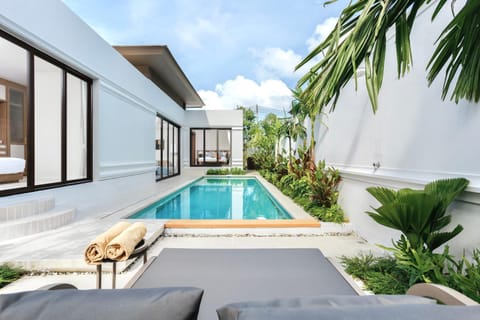 Property building, Day, Pool view, Swimming pool, sunbed