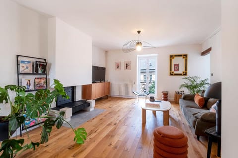 Communal lounge/ TV room, TV and multimedia, Living room, Seating area, Evening entertainment