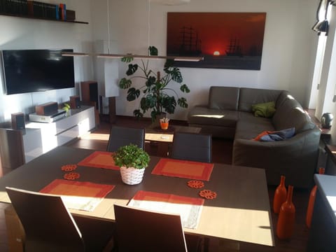 Bed, Living room, Photo of the whole room, Decorative detail, Seating area