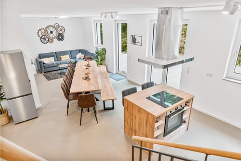 Kitchen or kitchenette, Living room, Seating area, Dining area