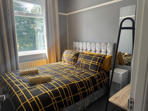 Bed, Bedroom, towels