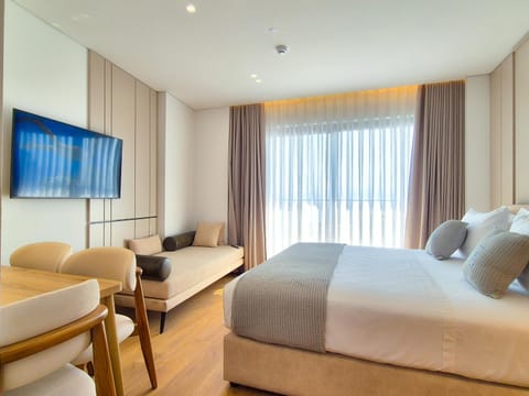 Bed, TV and multimedia, Photo of the whole room, Bedroom