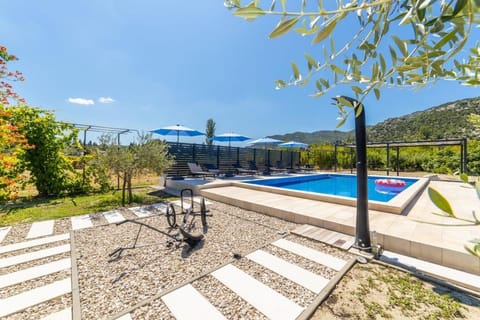 Spring, Day, Natural landscape, Summer, Mountain view, Pool view, Swimming pool, sunbed