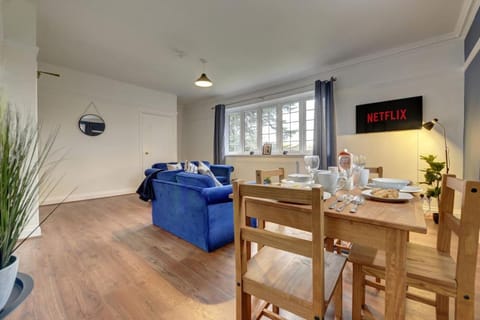 TV and multimedia, Living room, Seating area, Dining area