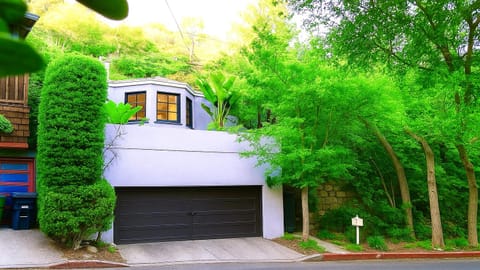 Property building, Facade/entrance, Day, Neighbourhood, Natural landscape, Mountain view, Street view, pet friendly, pet friendly
