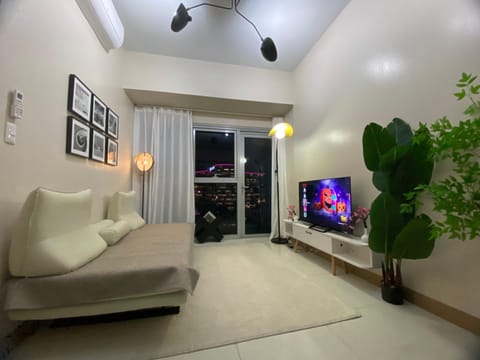 Communal lounge/ TV room, TV and multimedia, Living room, Seating area, Evening entertainment