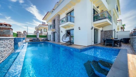 Property building, Day, Pool view, Swimming pool, Swimming pool