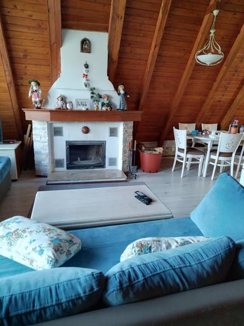 Property building, Communal lounge/ TV room, Living room, Seating area, Dining area, young children, fireplace, flat iron, air conditioner