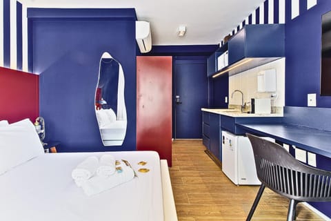 Bed, Kitchen or kitchenette, Photo of the whole room, Dining area, Bedroom, towels, air conditioner