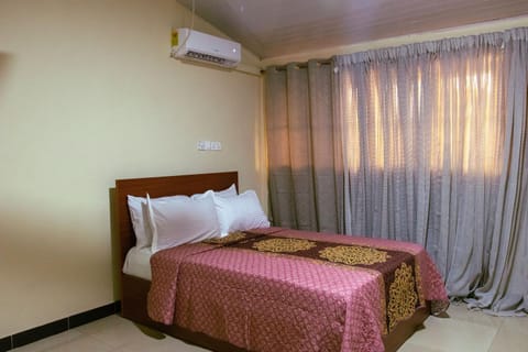 Bed, Photo of the whole room, Bedroom, Breakfast, minibar, air conditioner