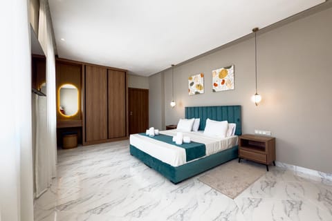 Bed, TV and multimedia, Photo of the whole room, Bedroom, towels, wardrobe