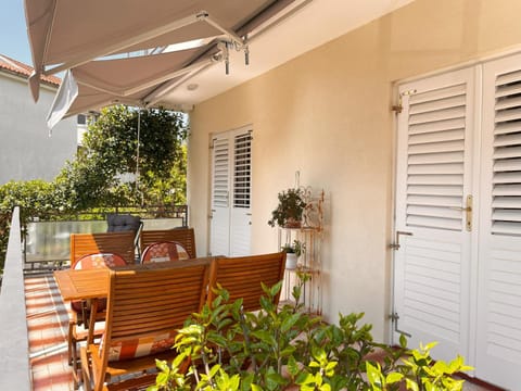 Patio, Spring, Day, Garden, View (from property/room), Balcony/Terrace, Dining area, Garden view