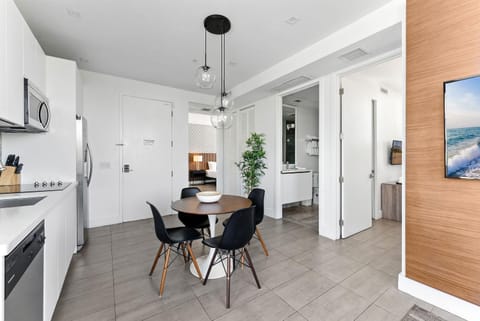 SoBe 2 Bedroom Near Ocean Drive Apartment in Flamingo Lummus